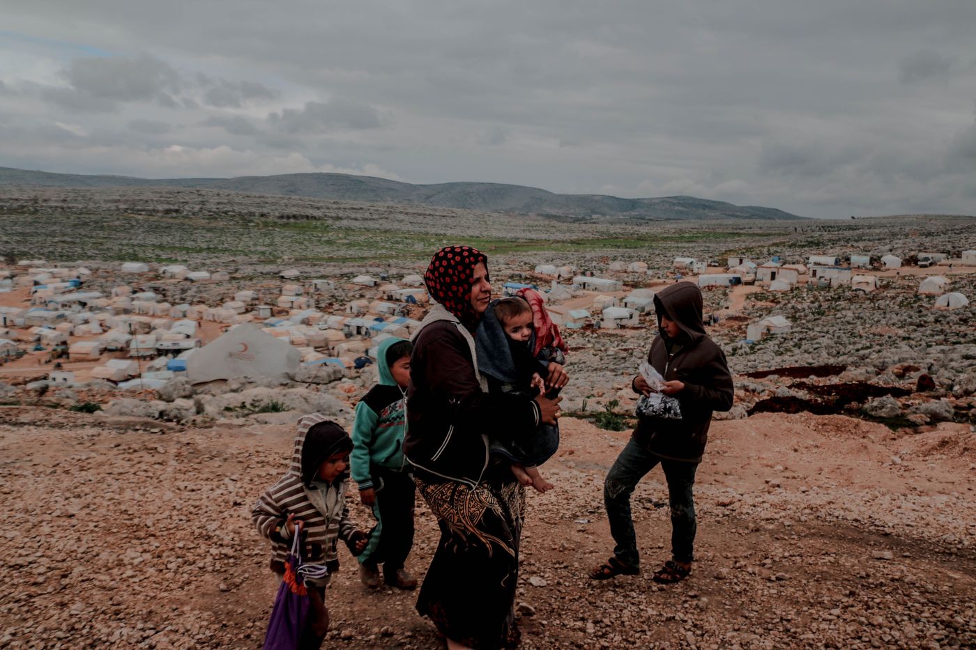 Illustrative photo: families at a displacement site