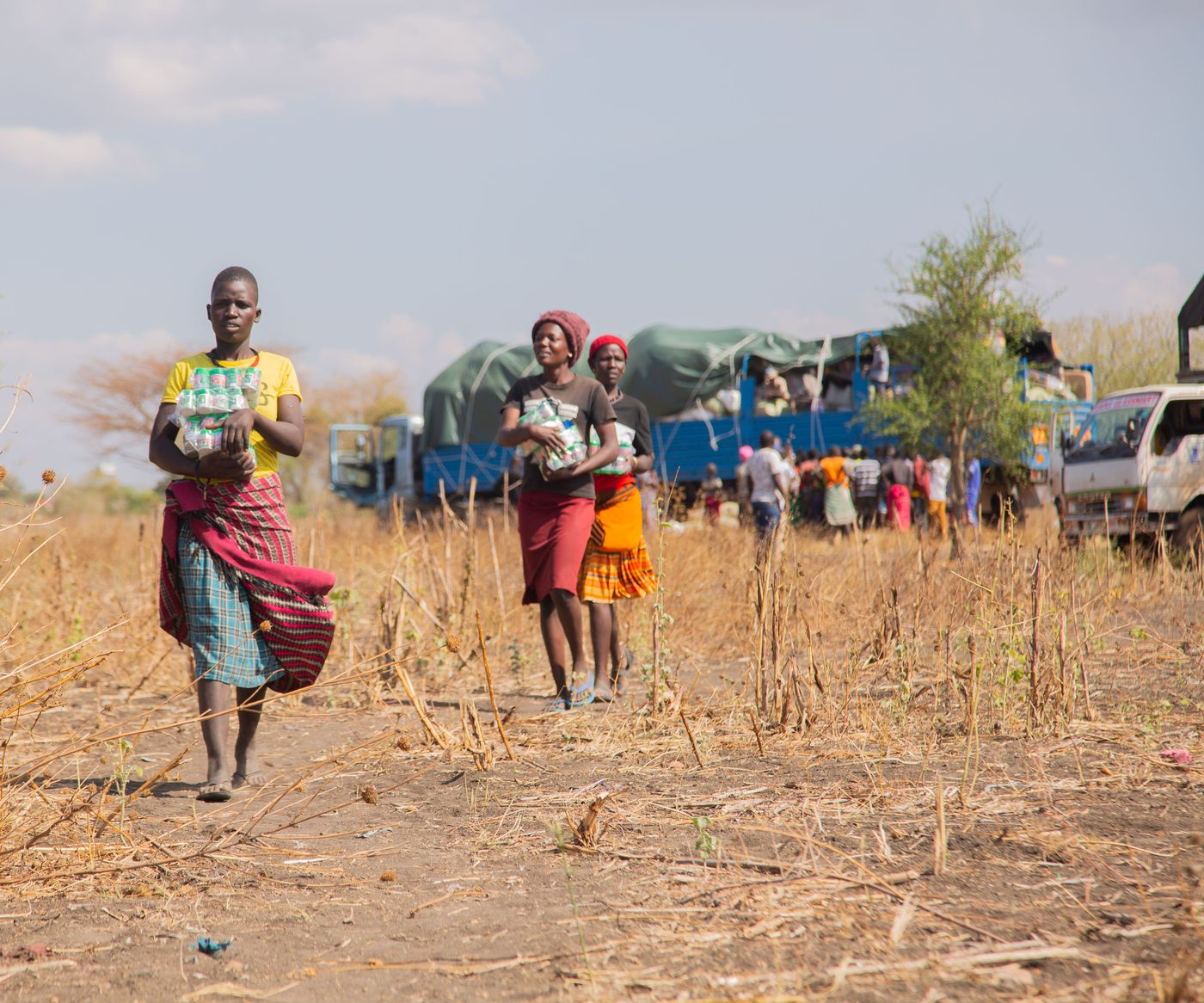 Illustrative photo: women carrying food home after a distribution